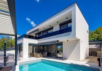 Moderne Villa mit Pool und Meerblick