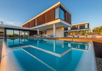 Moderne Villa mit Infinity-Pool und Panorama-Meerblick