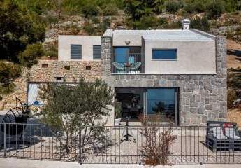 Moderne Steinvilla mit Swimmingpool und Meerblick