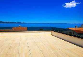 Modernes Penthouse mit Dachterrasse und Panorama-Meerblick
