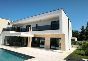 Moderne Neubau-Villa mit Swimmingpool und hochwertiger Möblierung