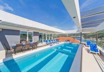 Villa mit Swimmingpool in gefragter Lage mit schönem Meerblick
