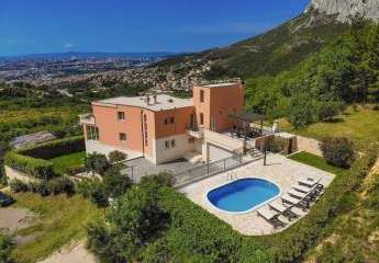 Villa mit Panoramablick auf Stadt und Meer