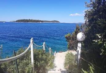 Villa mit 9 Appartements in außergewöhnlich schöner Lage am Meer