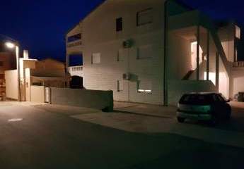 Haus mit drei möblierten separaten Wohnungen in Diklo bei Zadar