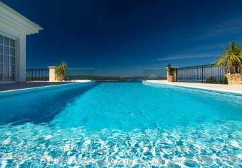 Mediterrane Luxusvilla mit Panorama-Meerblick und Infinity-Swimmingpool