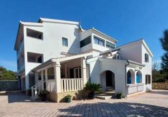 Appartementhaus in ruhiger Lage nahe dem Meer, nördlich von Trogir
