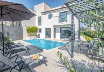 Moderne Villa mit Swimmingpool und Meerblick