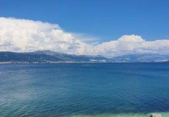 Möbliertes Appartement in einzigartiger Lage direkt am Meer / Badestrand mit Blick auf Split
