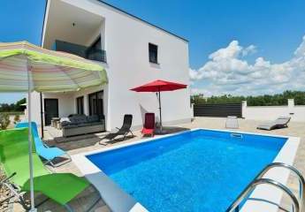 Doppelhaushälfte mit Pool und Garten