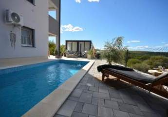Wohnung mit Garten, Swimmingpool und Blick auf das Meer