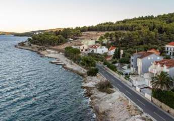 Mehrfamilienhaus mit Pool in der 1. Reihe zum Meer, Insel Ciovo