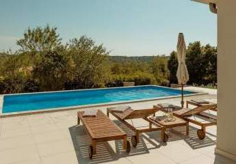 Villa mit Pool in traumhafter Lage in Oprtalj
