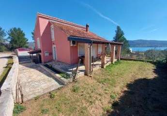 Haus mit schönem Meerblick am Karinsko More