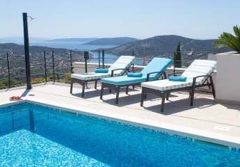 Moderne Villa mit Swimmingpool und Panorama-Meerblick in ruhiger Lage, Region Trogir