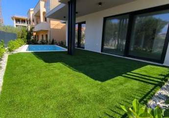 Modernes Neubau-Appartement im Erdgeschoss mit Garten und Swimmingpool