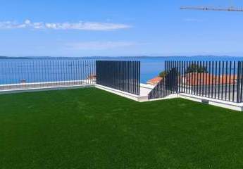 Modernes Penthouse mit Dachterrasse nahe dem Meer