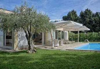 Haus mit Swimmingpool in der ersten Reihe zum Meer bei Umag