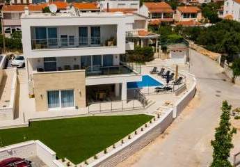 Moderne Villa mit Swimmingpool nahe dem Meer