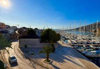 Steinhaus mit 3 Appartements direkt am Hafen in Trogir