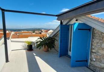 Traditionelles Steinhaus mit Meerblick