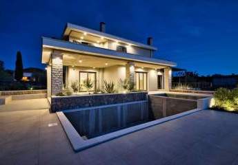 Mediterrane Neubau-Villa mit Swimmingpool und Meerblick