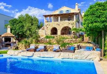 Mediterrane Villa mit Pool und Meerblick