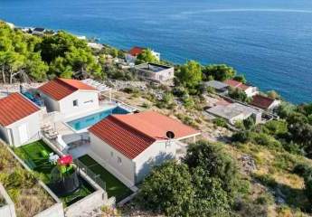 Zwei Häuser mit Pool in traumhafter Panorama-Lage, Region Rogoznica