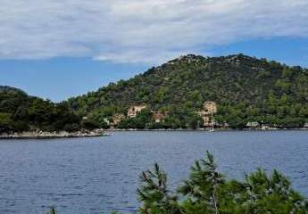 Seltenes Baugrundstück im Naturpark Lastovo: ruhige Lage mit Panorama-Meerblick