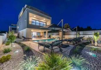 Moderne Luxusvilla mit Swimmingpool und Dachterrasse