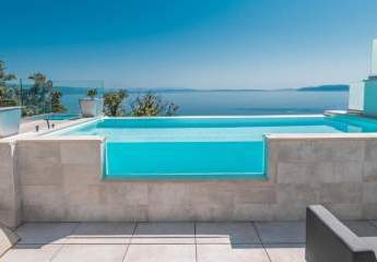 Luxuriöse Doppelhaushälfte mit Swimmingpool und Panorama-Meerblick