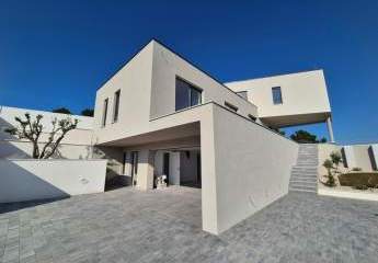 Moderne Villa mit Swimmingpool und Meerblick