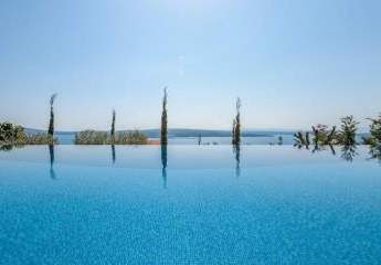 Luxuriöse Villa mit Swimmingpool und Panoramablick auf das Meer