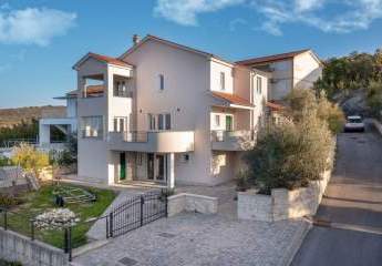Haus mit 3 Wohnungen in Panorama-Lage