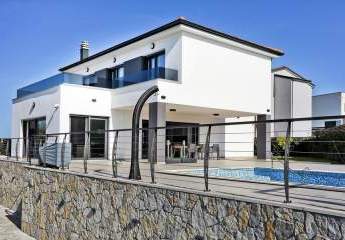 Villa mit Swimmingpool und Blick auf das Meer