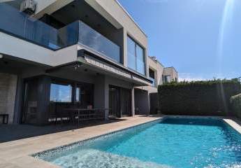 Moderne Doppelhaushälfte mit Pool und Meerblick