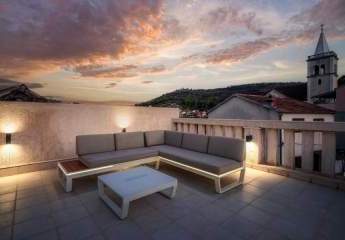 Mediterranes Stadthaus mit Dachterrasse nahe dem Meer