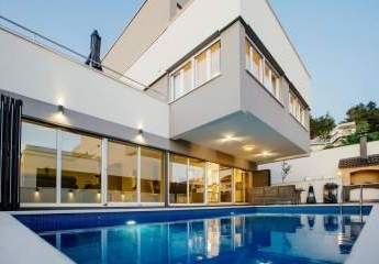 Villa mit Pool, Dachterrasse und Meerblick