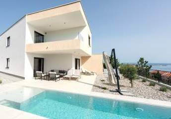 Moderne Doppelhaushälfte mit Pool und Meerblick