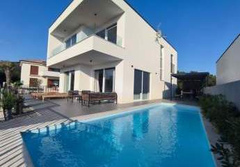 Modernes Haus mit Pool und Meerblick