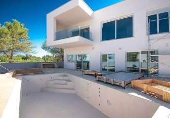 Moderne Villa mit Pool in ruhiger Lage