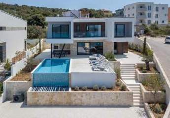 Moderne Villa mit Infinity-Pool nahe dem Meer, Region Rogoznica