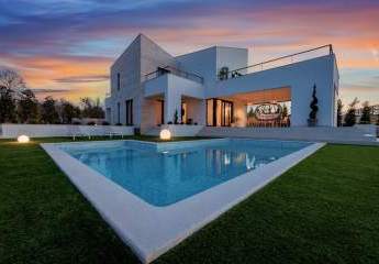 Moderne Luxusvilla mit Pool und Meerblick