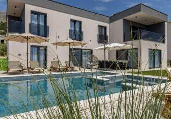 Moderne Villa mit Swimmingpool und Meerblick