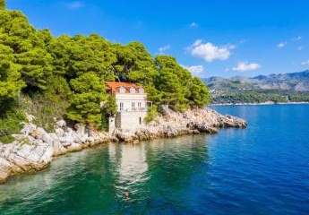 Mediterrane Villa in außergewöhnlicher Lage direkt am Wasser - zur Renovierung
