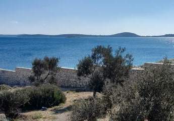Haus mit mediterranem Garten in erster Reihe zum Meer, Region Rogoznica / Trogir