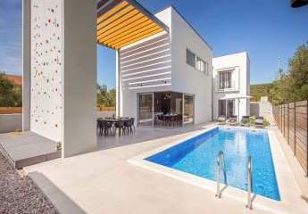Moderne Villa mit Pool und Boulderwand, Region Biograd na Moru