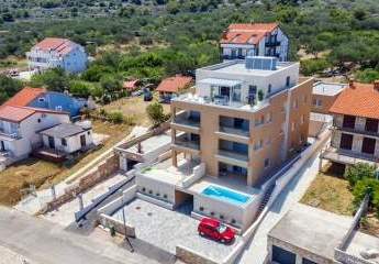 Modernes Appartement im Erdgeschoss mit Pool in der 1. Reihe zum Meer