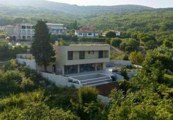 Moderne Villa mit Pool und Blick auf das Meer