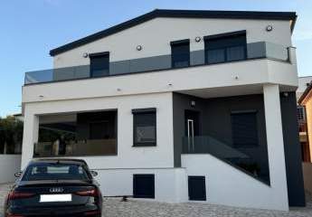 Modernes Haus nahe dem Meer